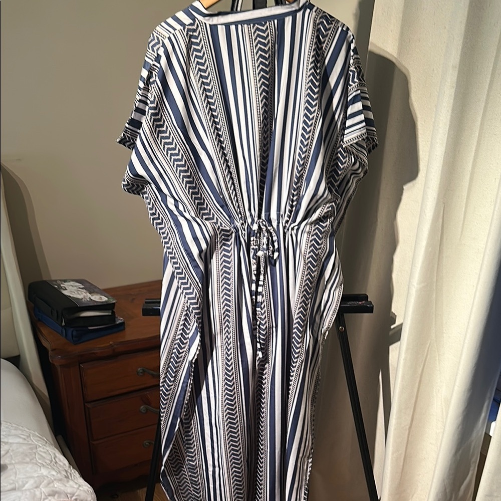 Flowy V-Neck Maxi Dress - Picture 3 of 3